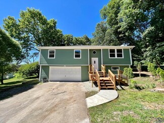 9608 Woodcrest Ln, Ozawkie, KS 66070