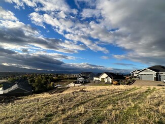 597 E La Strada Cir Unit 40, Medford, OR 97504