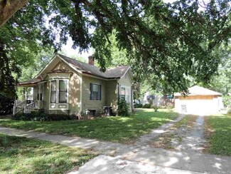 824 7th St, Clay Center, KS 67432