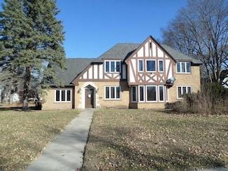 301 Riverside Dr, Charles City, IA 50616