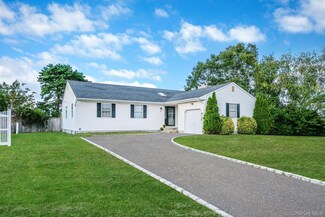 15 Sun Valley Ln, Bellport, NY 11713