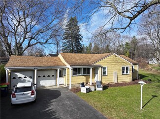 638 Beverly Dr, Webster, NY 14580
