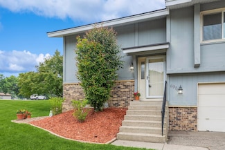 6976 Pima Ln, Chanhassen, MN 55317