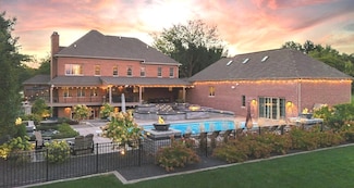 1204 Oak Creek Rd, Mahomet, IL 61853