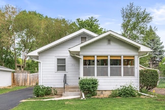 1712 Carl St, Saint Paul, MN 55113
