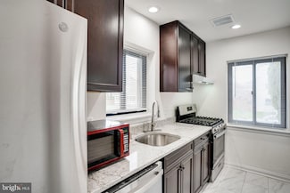 4930 19th St N, Arlington, VA 22207