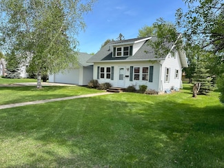 310 7th Ave NE, Roseau, MN 56751