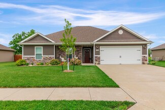 906 Kelli Ct, Centralia, MO 65240