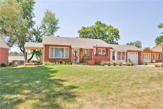 307 E Bellevista Dr, Independence, MO 64055