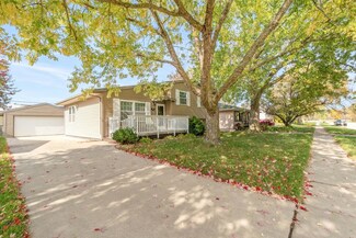 2542 Gloria Dr, Waterloo, IA 50701