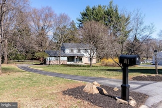 911 Vista Dr, West Chester, PA 19380