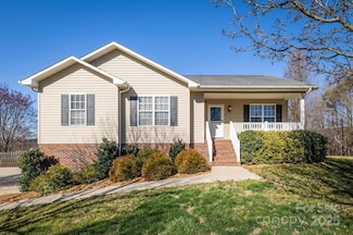 2 Granite Creek Dr, Granite Falls, NC 28630
