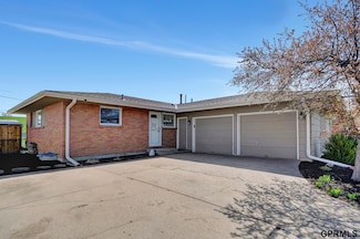 908 Carlos Dr, Lincoln, NE 68505
