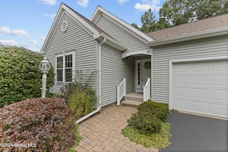 10 Parkland Ct, Clifton Park, NY 12065