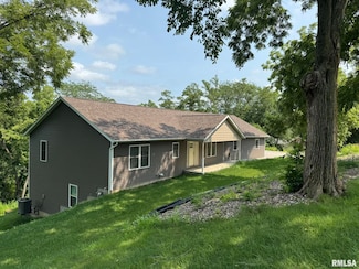 18 Elmwood Dr, Blue Grass, IA 52726