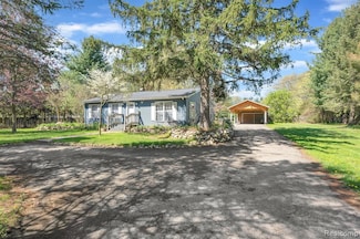 4953 Clintonville Rd, Clarkston, MI 48346