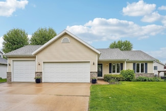 348 Country Clover Dr, de Forest, WI 53532