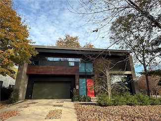 3906 W 69th St, Prairie Village, KS 66208