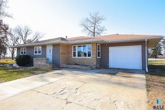 609 S Main St, Lennox, SD 57039
