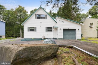 939 Country Place Dr, Tobyhanna, PA 18466