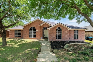 401 Deauville Dr, Fort Worth, TX 76108