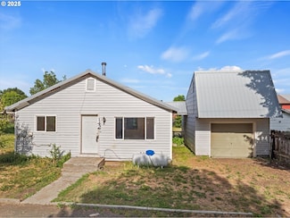 142 S Pine St, Halfway, OR 97834