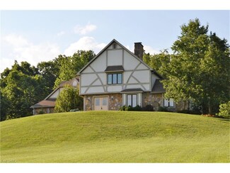 15 Tanglewood Rd, Belpre, OH 45714