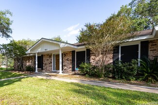 902 Newhall St, Beeville, TX 78102