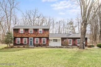 10 Stonewall Dr, Queensbury, NY 12804