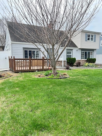 22 Peacock Ln, Levittown, NY 11756