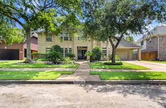 7610 Guinevere Dr, Sugar Land, TX 77479