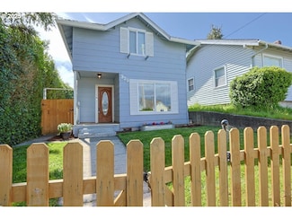 929 S 7th St, Coos Bay, OR 97420