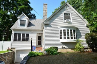 44 Central St, Hudson, NH 03051
