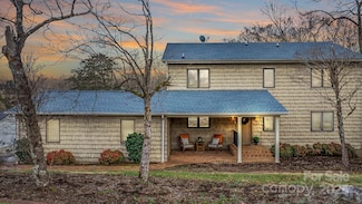 3910 6th St NW, Hickory, NC 28601