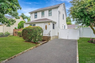34 Frost Pond Rd, Glen Cove, NY 11542
