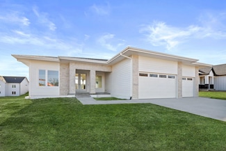 17212 Springbrook Trail, Urbandale, IA 50323