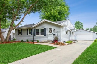 3404 Hillcrest Dr, Des Moines, IA 50310