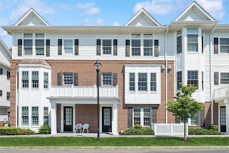 302 Grist Mill Cir, Roslyn, NY 11576