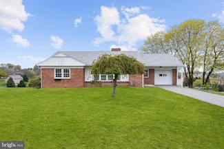 121 N Camp St, Windsor, PA 17366