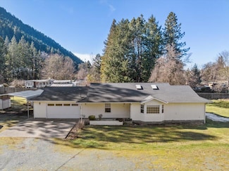 146 Blue Jay Ln, Grants Pass, OR 97527