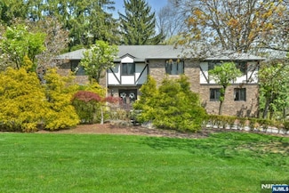 69 Knollwood Rd, Upper Saddle River, NJ 07458