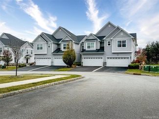 15 Lindentree Ln, Middletown, NY 10940