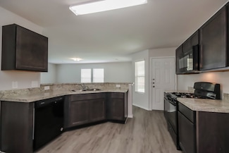 215 Blue Crane St, Huntsville, TX 77320