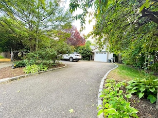 114 Harbor Hill Rd, Roslyn Heights, NY 11577