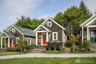 29 Beach Ln, Pacific Beach, WA 98571