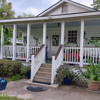 1010 Lincoln Dr, Bay Saint Louis, MS 39520