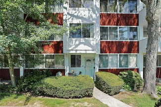 304 Tallwood Dr, Hartsdale, NY 10530