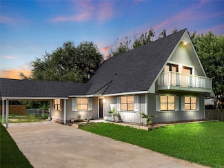 305 Johnson Ave, Palacios, TX 77465