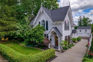 34 E Cottage St, Chagrin Falls, OH 44022