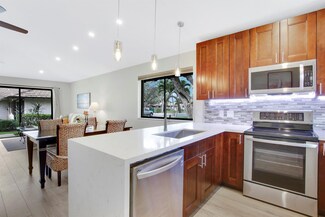 533 Club Dr, Palm Beach Gardens, FL 33418
